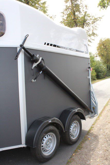 VAN HIPPOMOBILE CHEVAL LIBERTE PORTE CALECHE