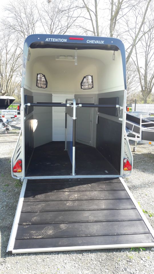 VAN HIPPOMOBILE CHEVAL LIBERTE PORTE CALECHE
