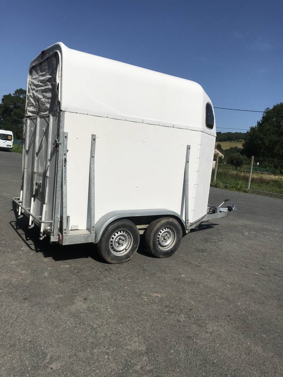 Van 2 places cheval liberté